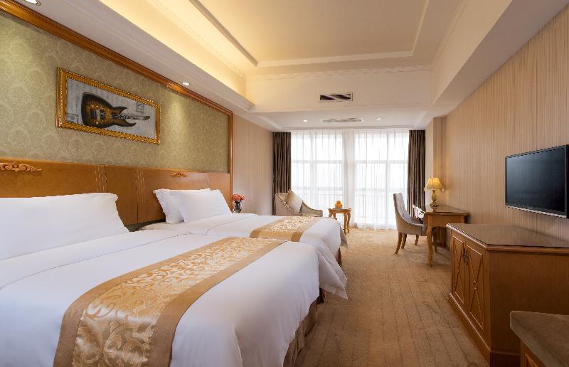Vienna Waigaoqiao Hotel 3*